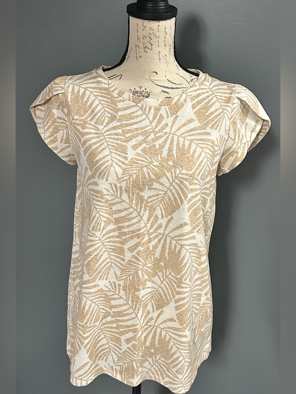 Women's Short Sleeve Leaf-Print Tee in Cream and Tan